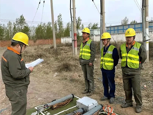 电工帮助村民改造线路